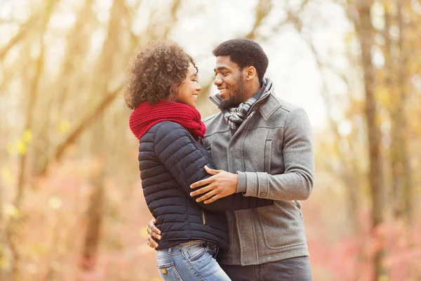 Liebe und Beziehungskonzept. Paar umarmt sich im Herbstpark — Stockfoto