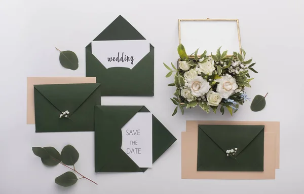 Svatební pozvánky pro hosty ve stylových tmavozelených obálkách — Stock fotografie