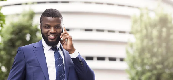 Unternehmenskommunikation. fröhlicher Afro-Geschäftsmann telefoniert im Freien — Stockfoto