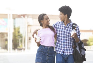 Birkaç randevu. Şehirde yürüyen romantik afrikalı-amerikalı çift