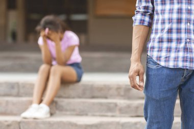 Ayrılın. Erkek arkadaşı tartıştıktan sonra üzgün kız arkadaşını terk ediyor.