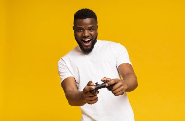 Joystick ile video oyunları oynayan mutlu afrikalı amerikalı adam