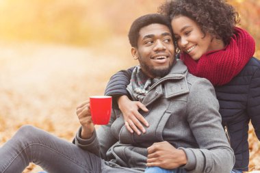 Sonbahar pikniği. Sevgi dolu çift kahve içiyor, boş yer var.