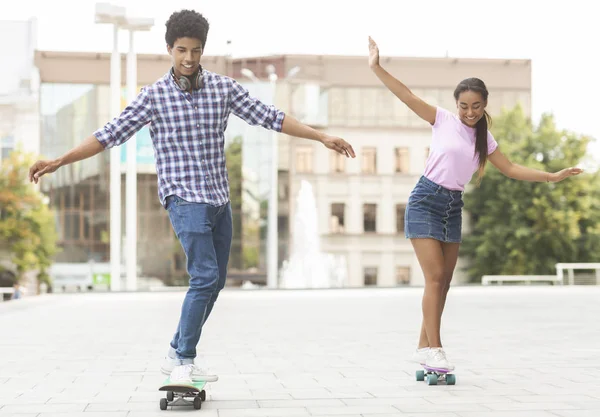 Veselí Teenageři závodící na skateboardy proti panoráma — Stock fotografie