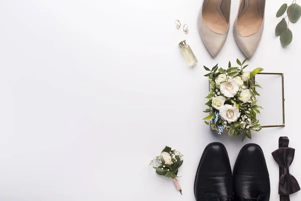 Scarpe da sposa e accessori su sfondo bianco — Foto Stock