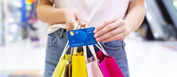 クレジットカードやショッピングバッグを持つ女性,クローズアップ — ストック写真