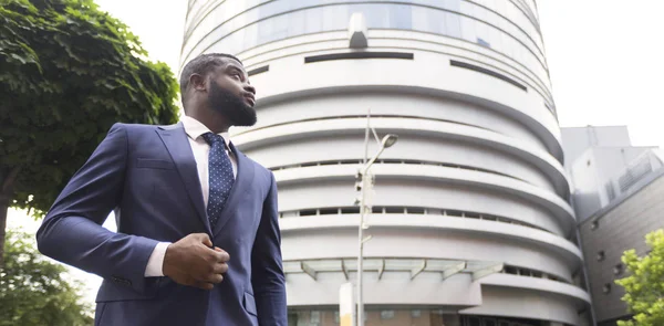 Confident black businessman against modern office center background — Stock Photo, Image