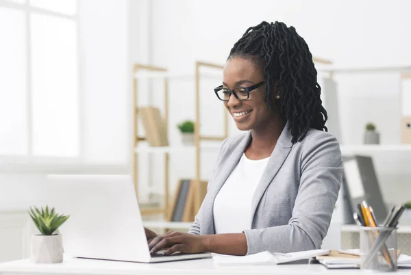 Schwarze Unternehmerin mit Laptop im modernen Büro — Stockfoto