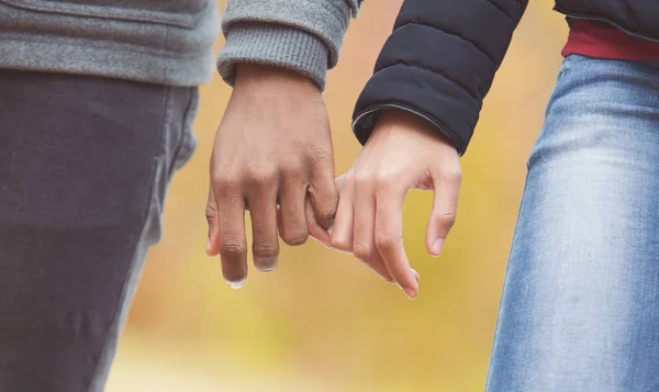 Couple holding hands, walking in park, closeup — Stock Photo, Image