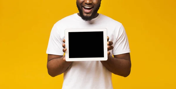 Pantalla de tableta digital en blanco en manos de hombres negros —  Fotos de Stock