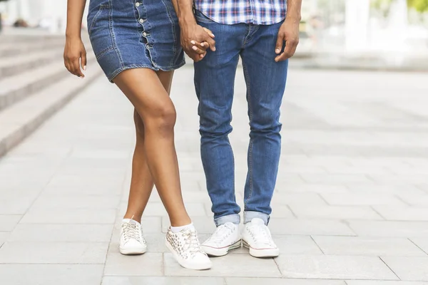 街を歩きながら手をつないでいるアフリカのカップル — ストック写真