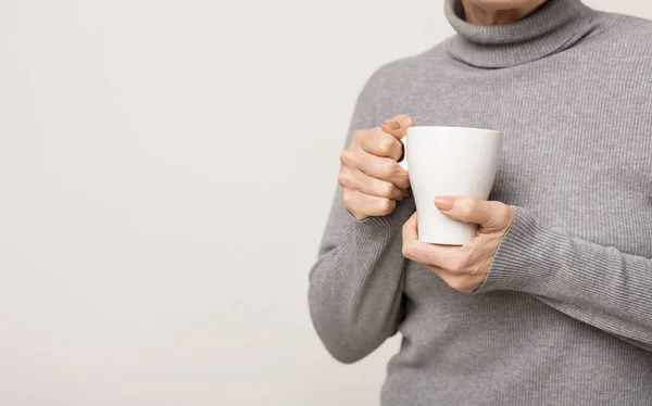 Primer plano de las manos femeninas con taza de café — Foto de Stock