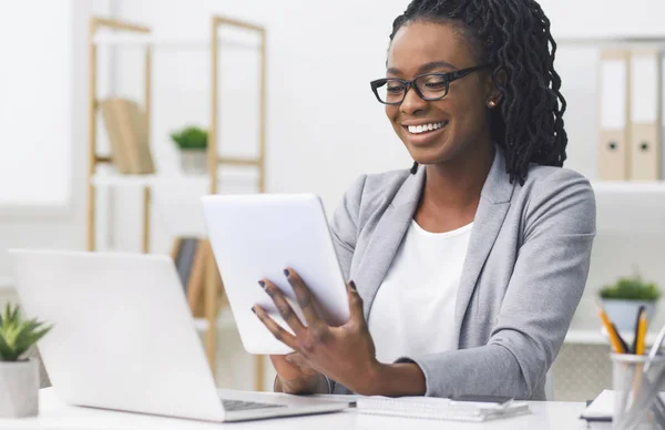 Afro Office Girl Using Digital Tablet And Laptop At Workplace — Stock Photo, Image