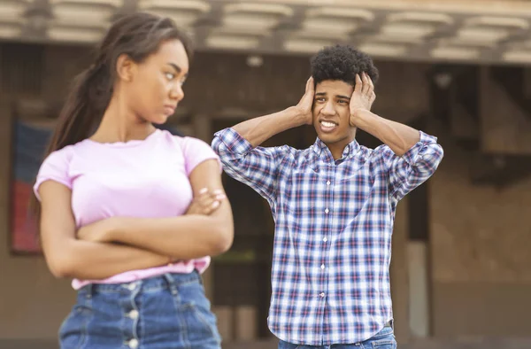 Afrikalı Amerikalı genç kız arkadaşıyla tartıştığı için pişman.