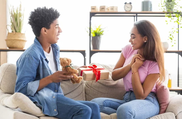 Presente com amor. Adolescente namorado dando presente para sua namorada — Fotografia de Stock