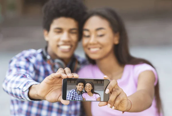 Joven pareja amante haciendo selfie en la cámara del teléfono inteligente — Foto de Stock