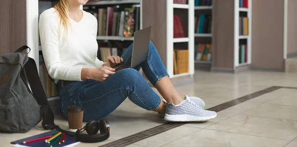 若い女性学生が床に座ってノートパソコンを使って — ストック写真