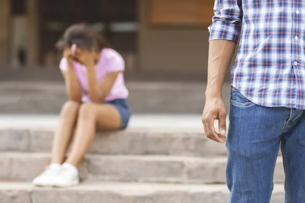 On se sépare. Petit ami laissant sa petite amie bouleversée après dispute — Photo