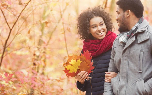 Passeio de outono. Casal feliz desfrutando fim de semana no parque — Fotografia de Stock