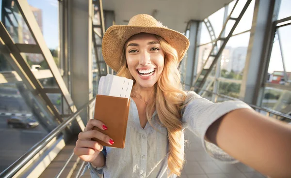 Mujer feliz tomando selfie en el aeropuerto, esperando el embarque — Foto de Stock