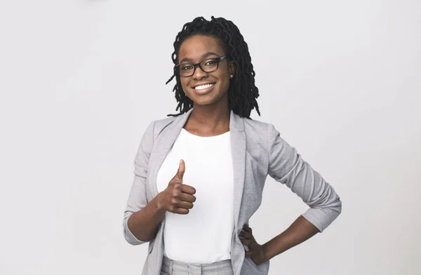 Exitosa mujer de negocios afro que sugiere pulgares hacia arriba sobre fondo blanco —  Fotos de Stock