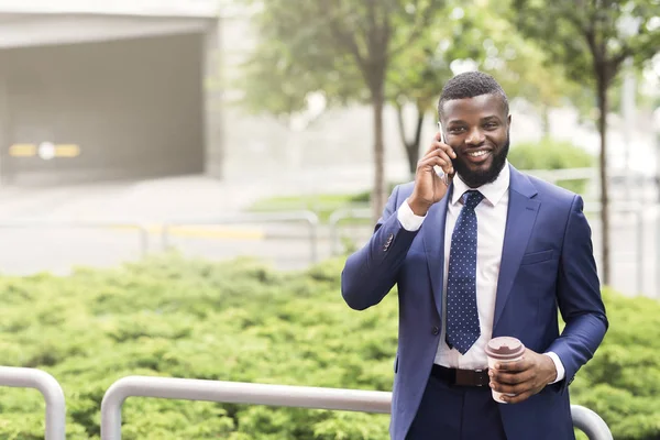 Αφροαμερικανός επιχειρηματίας που μιλάει στο κινητό τηλέφωνο και κάνει διάλειμμα για καφέ — Φωτογραφία Αρχείου