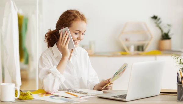 Comunicación a distancia. Diseñador de moda hablando por teléfono — Foto de Stock