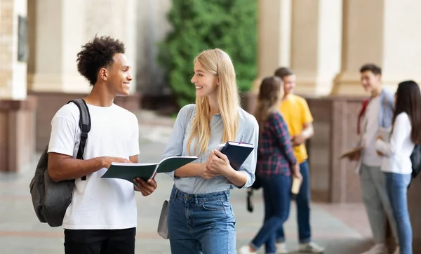Studenten chatten, wandelen op de universiteitscampus tussen de klassen — Stockfoto