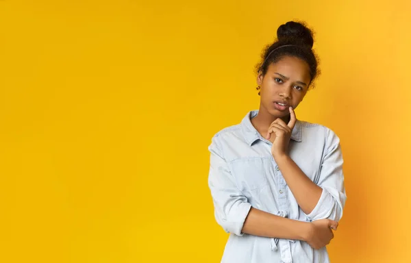 Skeptisk tonåring ser misstänksamt på kameran, har vissa tvivel — Stockfoto