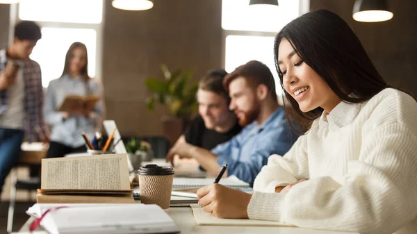 Schülerin schreibt auffällig, bemerkt Material zum Copybook — Stockfoto