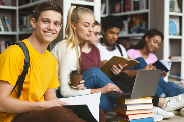 Grupa międzynarodowych kolegów studiujących w bibliotece — Zdjęcie stockowe