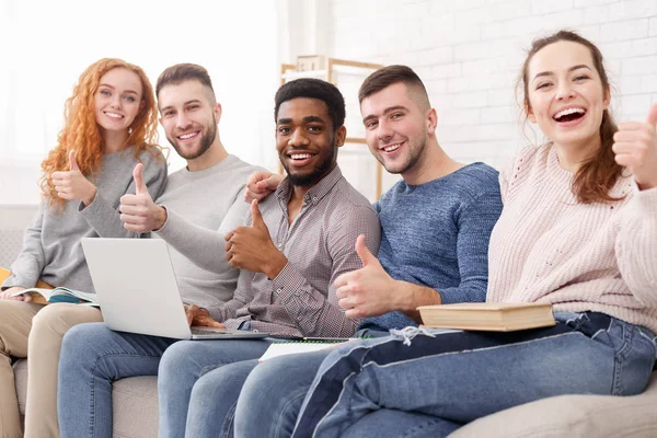 Hoşun alabildiğimiz bir şey. Dizüstü bilgisayarda video izleyen arkadaşlar