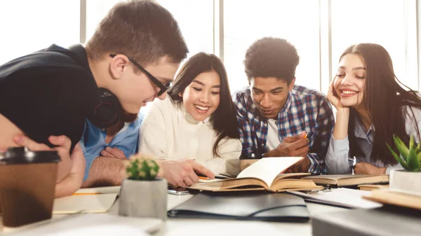 Osztálytársak együtt tanulnak a könyvtárban az egyetemen — Stock Fotó
