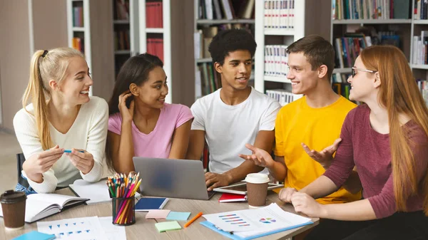 Grupo de adolescentes multinacionales que trabajan en un proyecto en la biblioteca — Foto de Stock