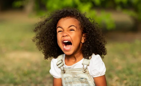 Menina gritando sobre fundo natural verão — Fotografia de Stock