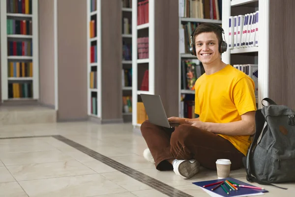 Estudante criativo trabalhando em novo projeto na biblioteca — Fotografia de Stock