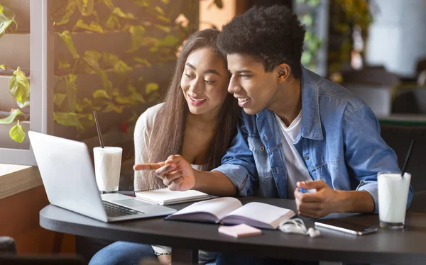 Afro kille pekar på bärbar skärm, studerar på café — Stockfoto