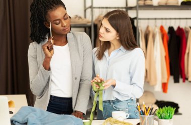 Showroom 'da Yeni Moda Koleksiyonunda İki Kadın Tasarımcı Çalışıyor