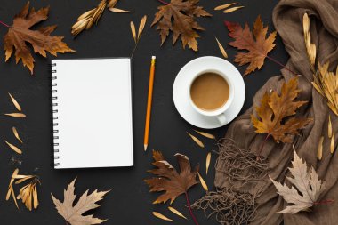 Siyah arkaplanda şiir için boş alanı olan not defteri