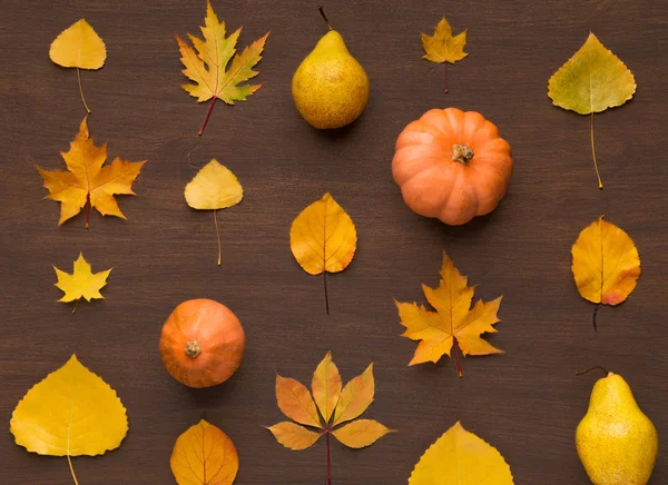 Düşen altın yapraklı yaratıcı sonbahar arkaplanı