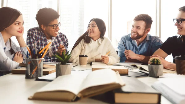 Universitaire studenten leren en voorbereiden op examen — Stockfoto