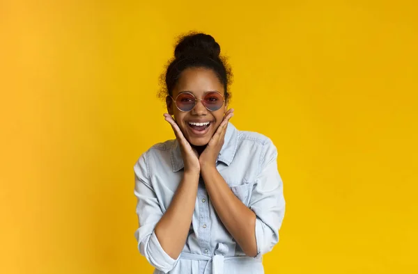 Schattig tiener meisje in zonnebril glimlachen en poseren naar camera — Stockfoto