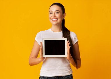 Gülümseyen Genç Bayan Boş Tablet Ekran Stüdyo Çekimi Gösteriyor