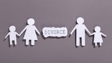 Aile boşanması ve çocukları gri arka planda ayırmak