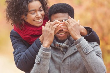 Kim o? Kadın, erkek arkadaşının gözlerini kapatıyor.