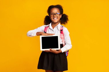 Afrikalı Amerikalı Öğrenci Hodling Tablet Bilgisayarı Boş Ekran ile