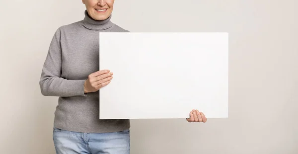 Tablero blanco en blanco en manos de una anciana — Foto de Stock