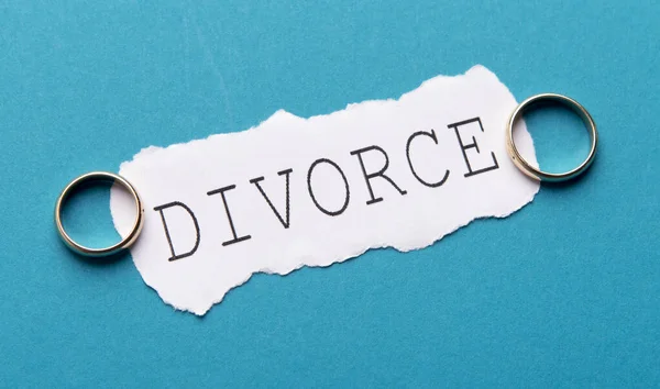 Scheidungskonzept mit zwei Eheringen getrennt — Stockfoto