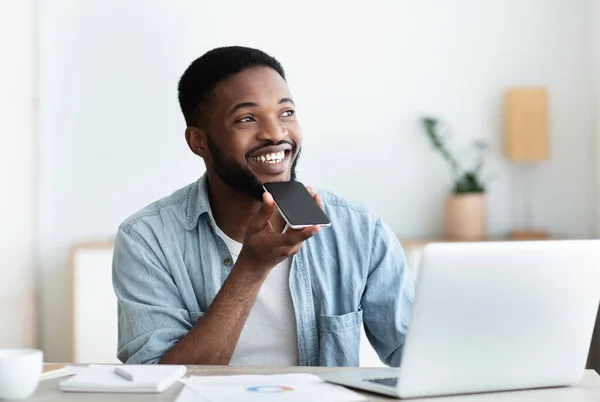 Africký Američan pomocí hlasového asistenta na mobilním telefonu — Stock fotografie