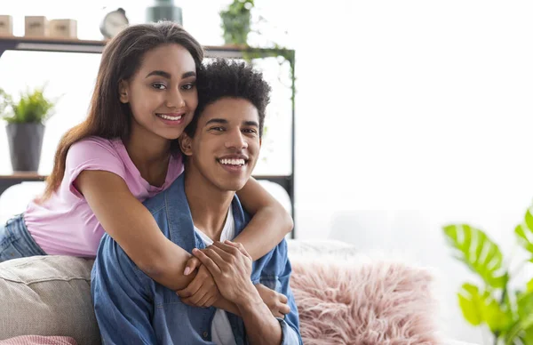 Hermosa pareja afroamericana sonriendo y posando para la cámara — Foto de Stock